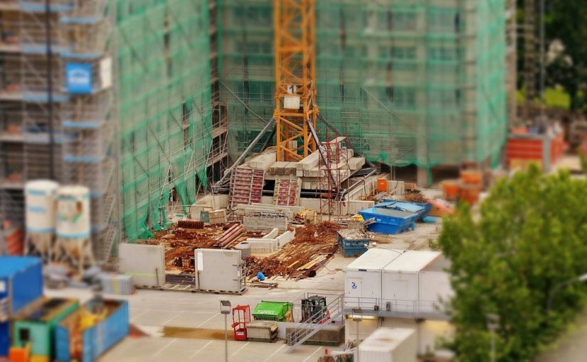 Adekwatnie z bieżącymi przepisami świeżo konstruowane domy muszą być energooszczędne.