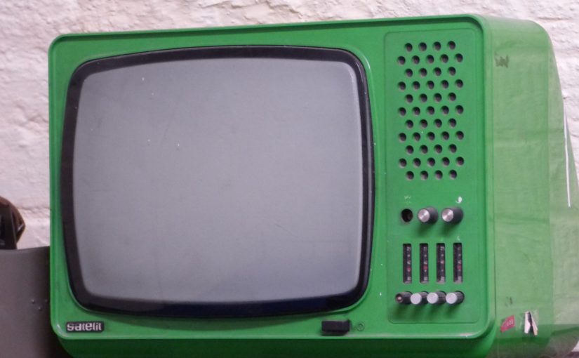 W aktualnych czasach bardzo co niemiara osób swój wolny czas spędza przed telewizorem.