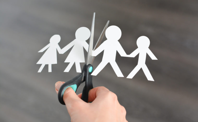 Adwokat to obrońca, którego zobowiązaniem jest sprawianie pomocy z przepisów prawnych.