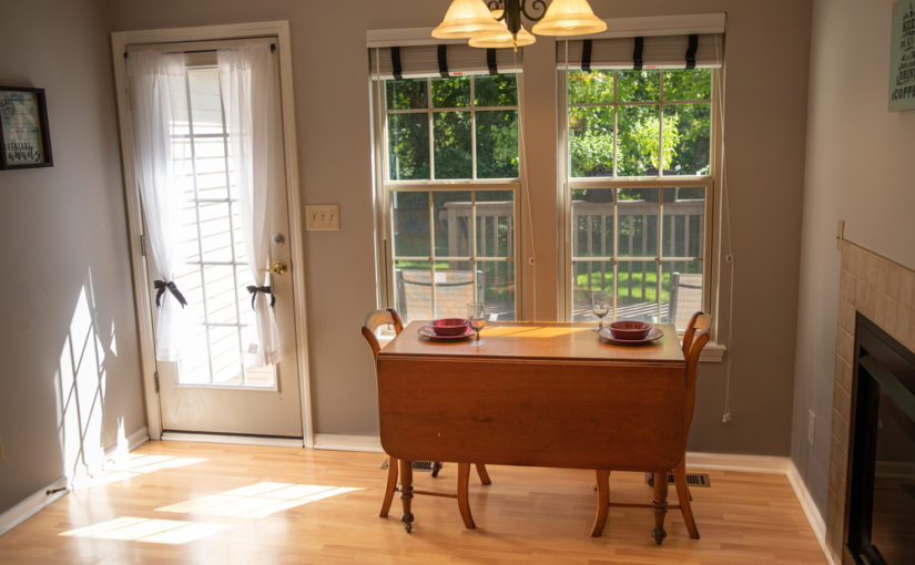 Obserwując obecne kierunki w aranżacji wnętrz spostrzeżemy spore wykorzystanie szkła hartowanego.