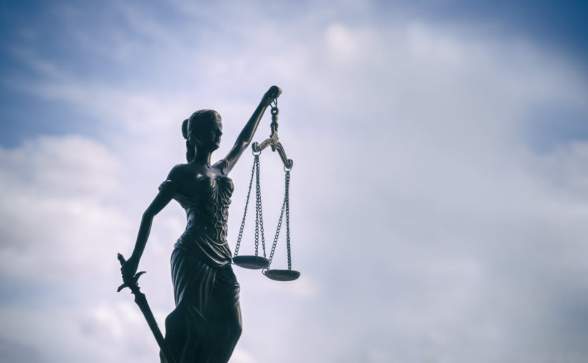 Mecenas to obrońca, którego zobowiązaniem jest niesienie pomocy prawnej.