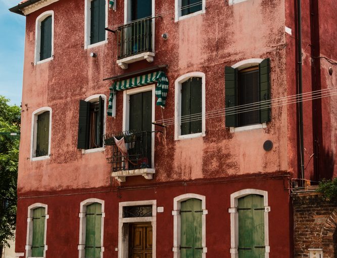 Innowacyjne elewacje: jak zaawansowane rozwiązania i zrównoważony rozwój zmieniają wygląd współczesnych domów